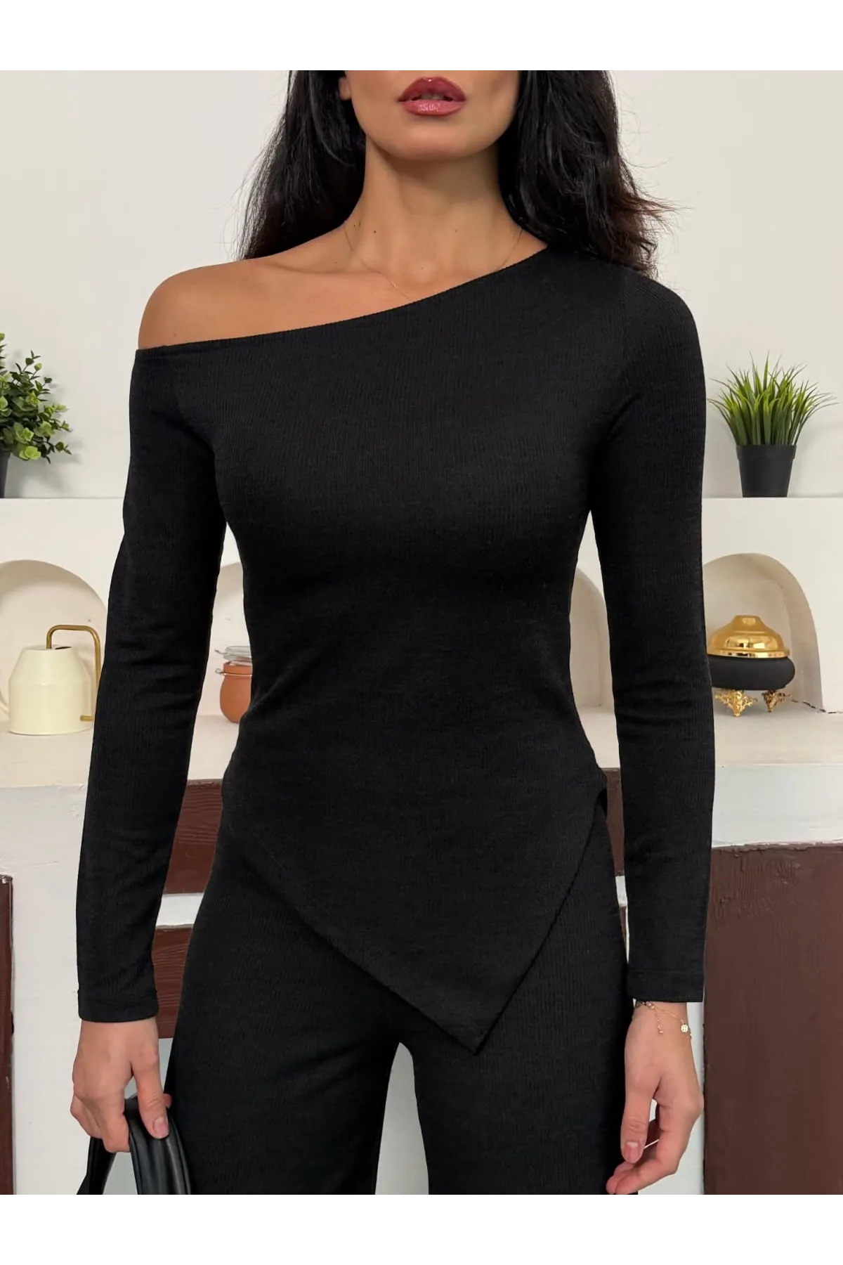 Siyah Kayık Yaka Asimetrit Kesim Bluz İspanyol Paça Pantolon İkili Takım