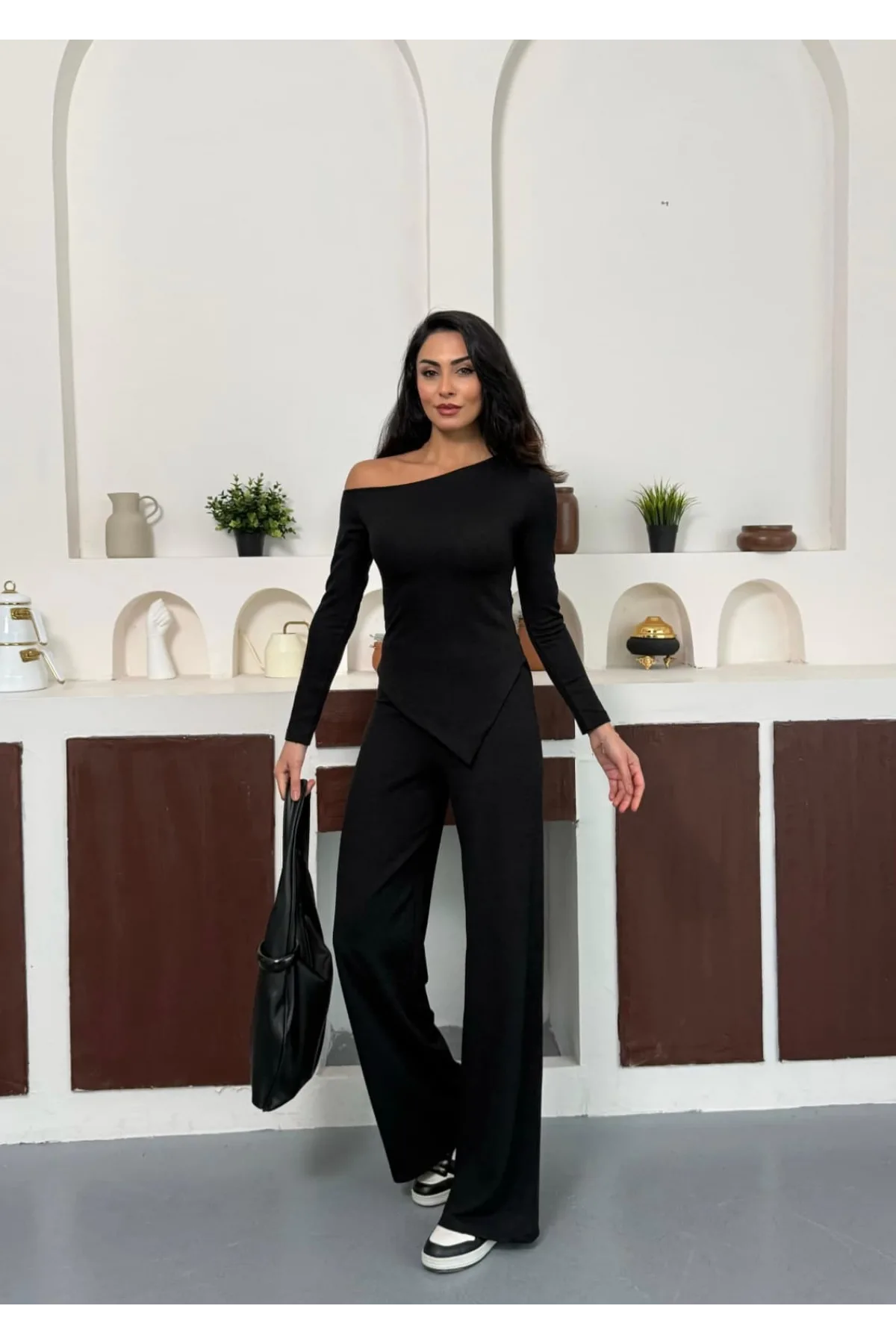 Siyah Kayık Yaka Asimetrit Kesim Bluz İspanyol Paça Pantolon İkili Takım