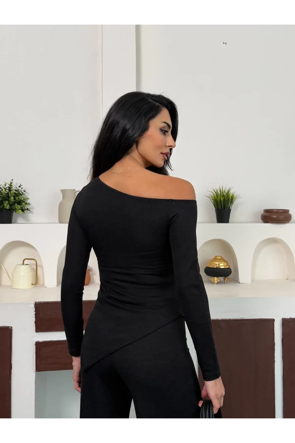 Siyah Kayık Yaka Asimetrit Kesim Bluz İspanyol Paça Pantolon İkili Takım