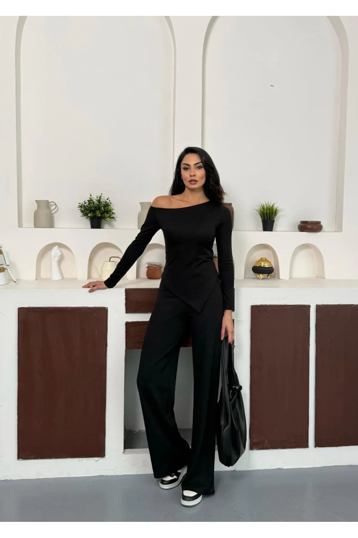 Siyah Kayık Yaka Asimetrit Kesim Bluz İspanyol Paça Pantolon İkili Takım