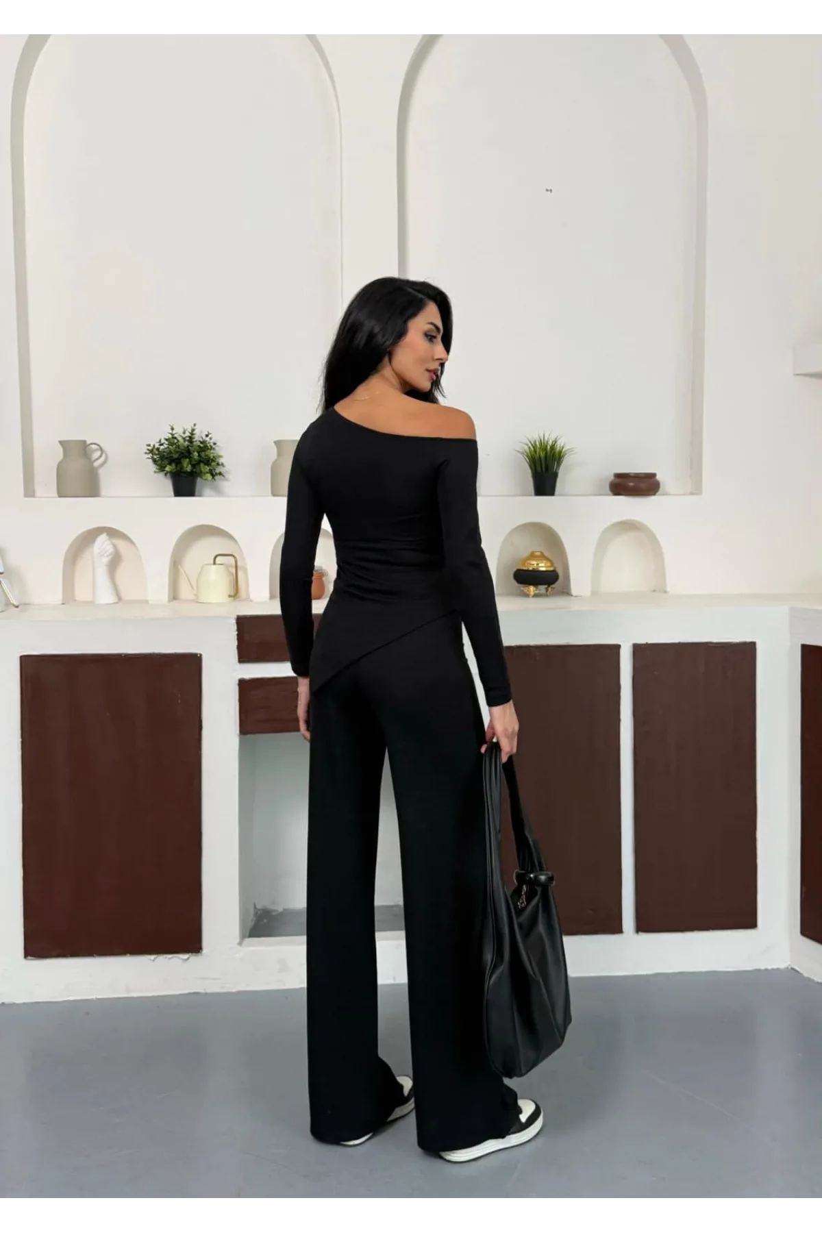Siyah Kayık Yaka Asimetrit Kesim Bluz İspanyol Paça Pantolon İkili Takım