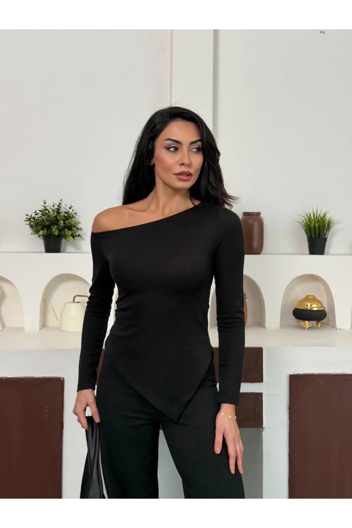 Siyah Kayık Yaka Asimetrit Kesim Bluz İspanyol Paça Pantolon İkili Takım