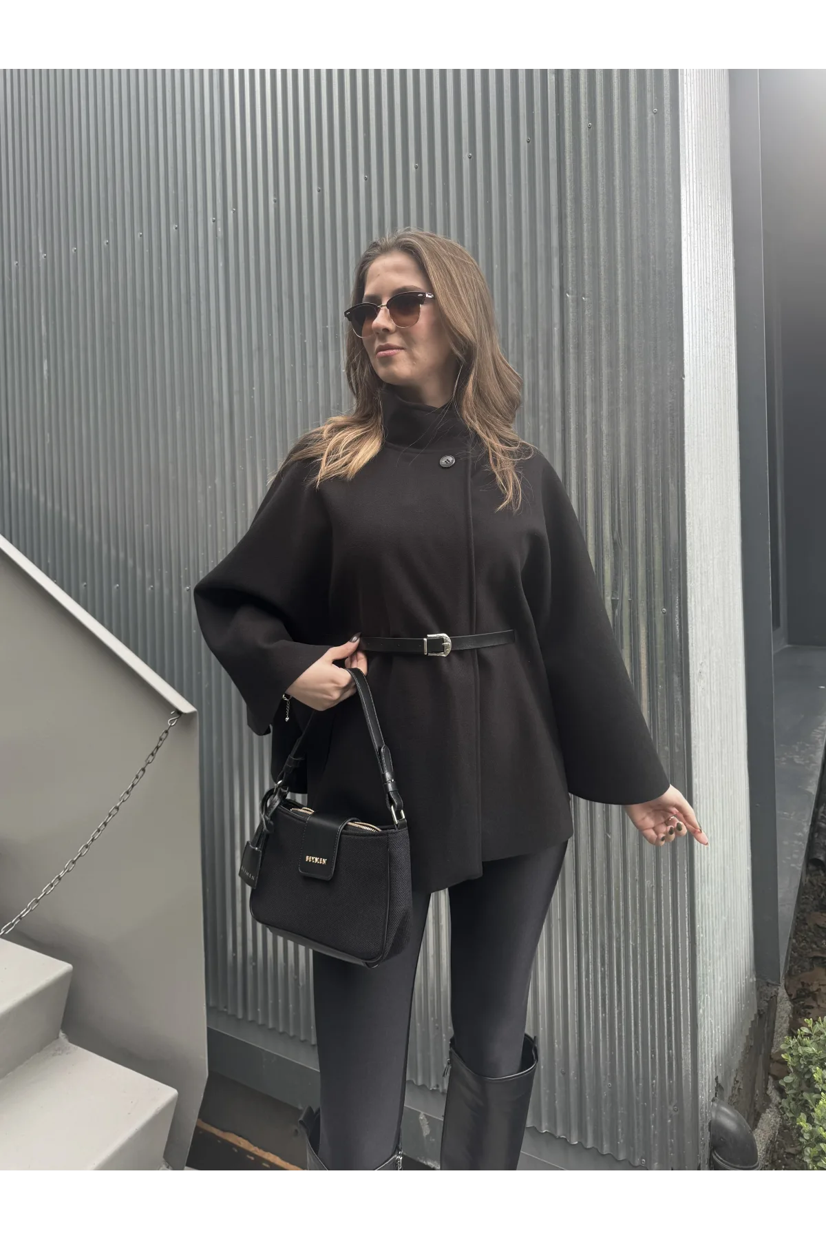 Siyah Kemerli Dik Yaka Düğmeli Kaşe Pelerin Panço