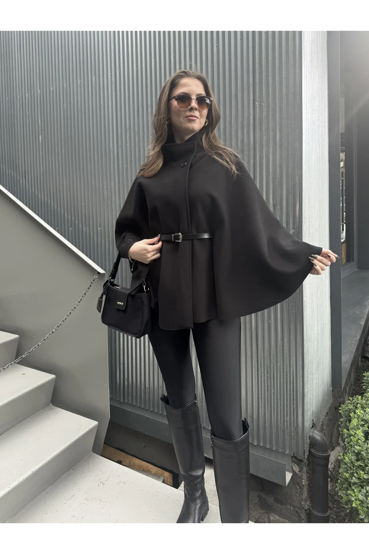 Siyah Kemerli Dik Yaka Düğmeli Kaşe Pelerin Panço