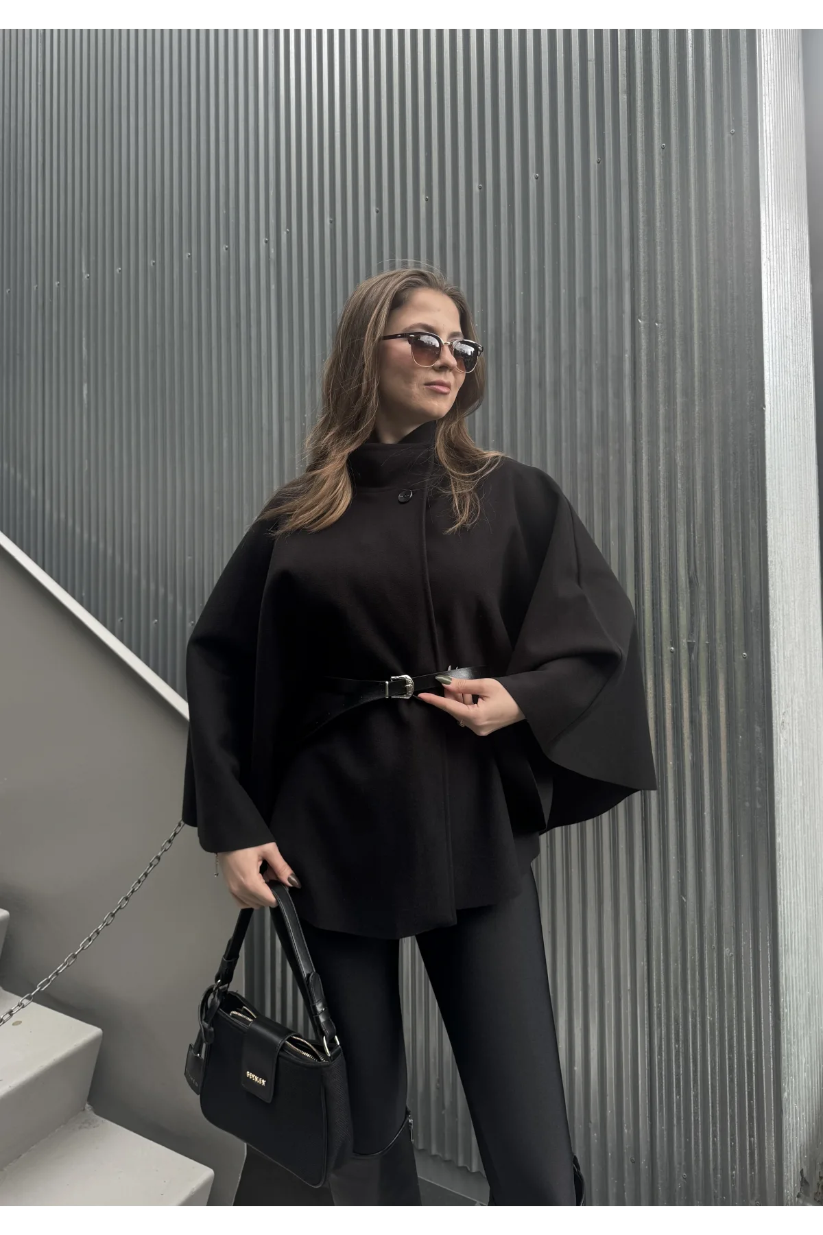 Siyah Kemerli Dik Yaka Düğmeli Kaşe Pelerin Panço