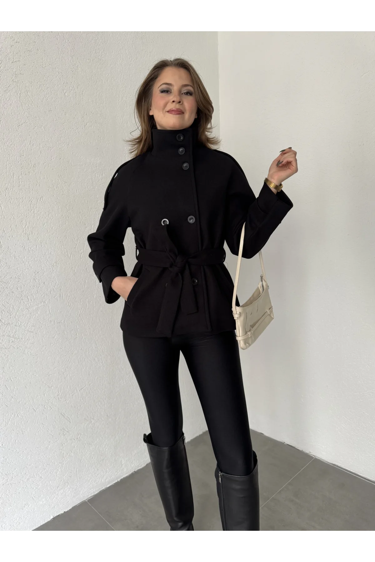 Siyah Kruvaze Boğazlı Dik Yaka Düğmeli Apoletli Kaşe Kaban Mont