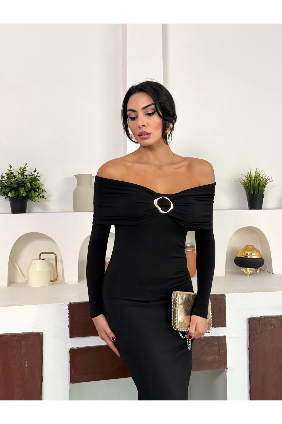 Siyah Madonna Yaka Gold Aksesuarlı Uzun Kollu Vucudu Saran Uzun Midi Boy Elbise