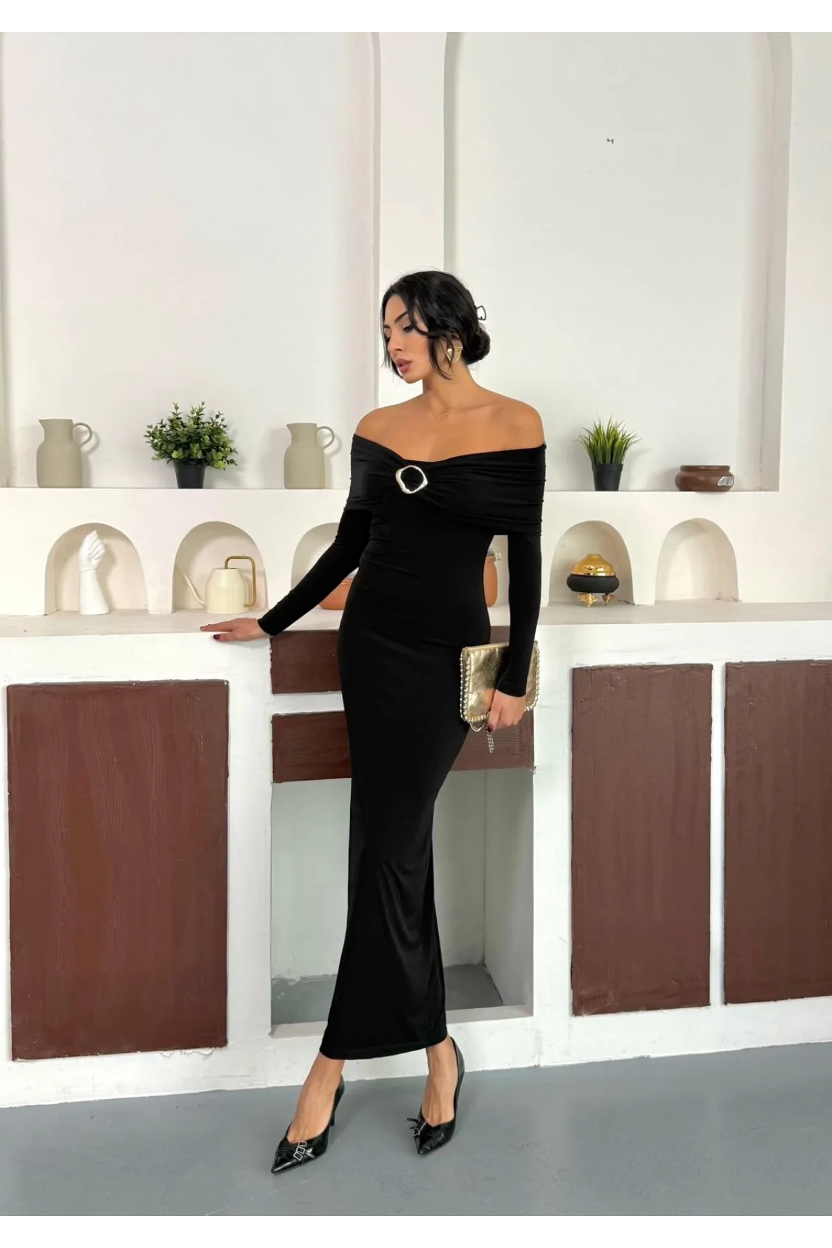 Siyah Madonna Yaka Gold Aksesuarlı Uzun Kollu Vucudu Saran Uzun Midi Boy Elbise