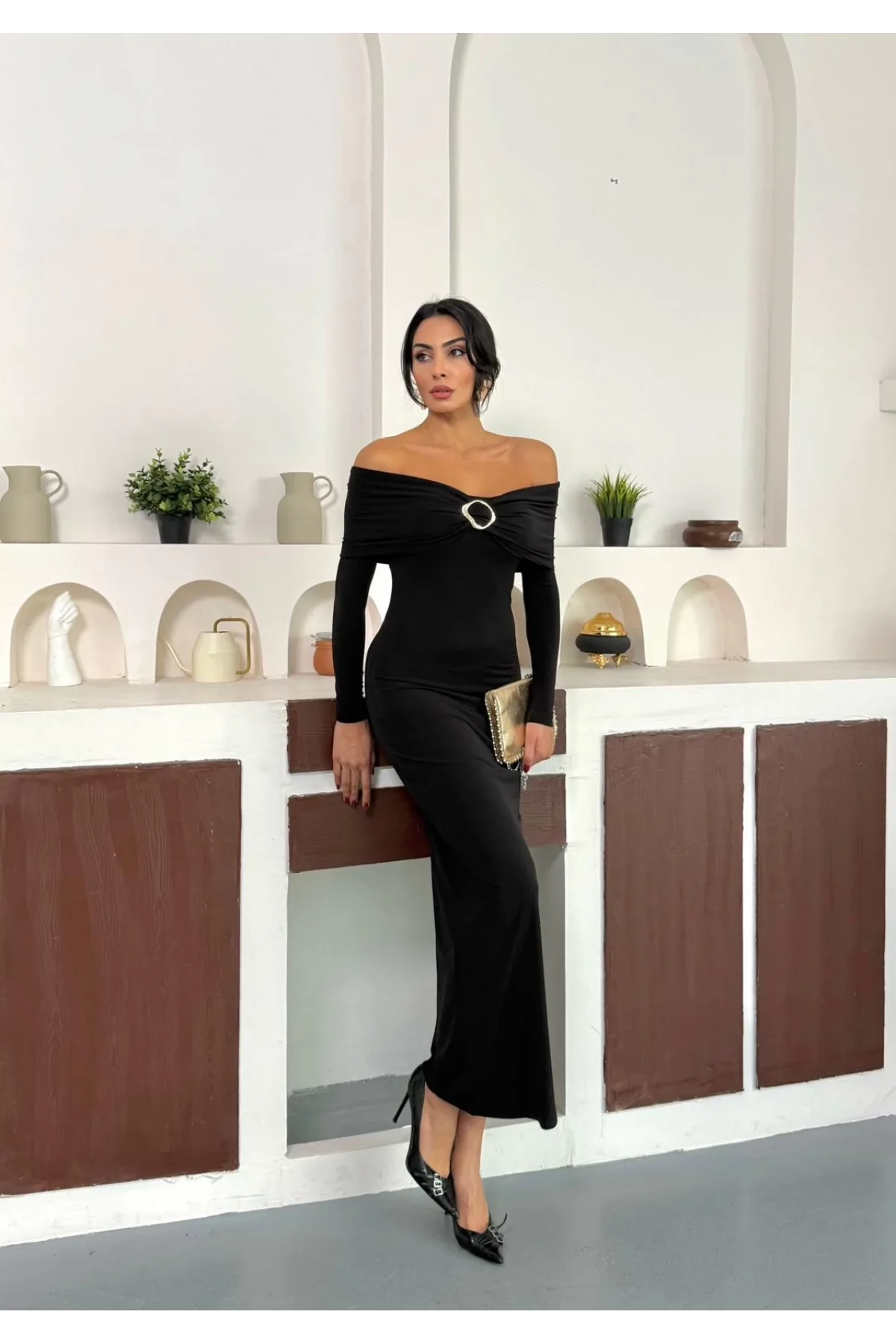 Siyah Madonna Yaka Gold Aksesuarlı Uzun Kollu Vucudu Saran Uzun Midi Boy Elbise