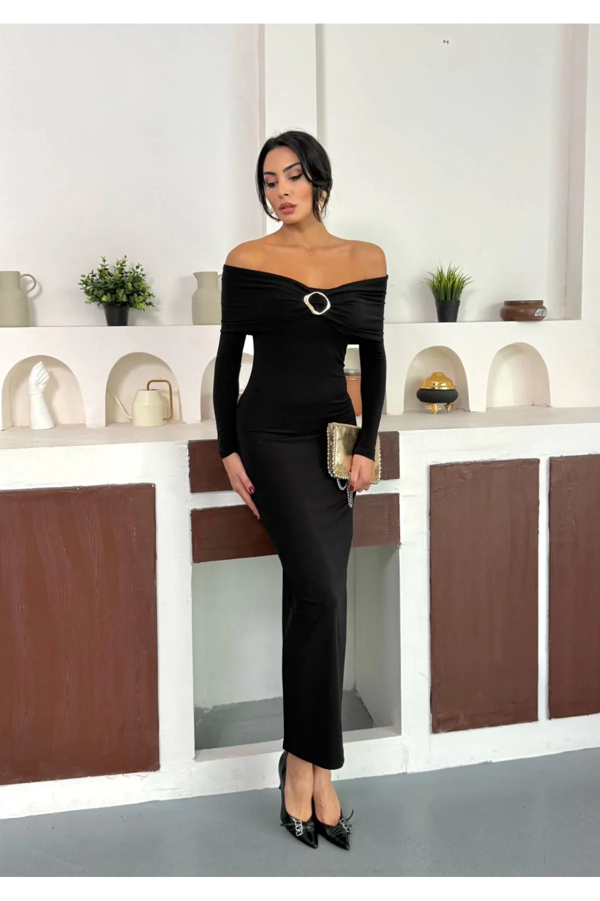 Siyah Madonna Yaka Gold Aksesuarlı Uzun Kollu Vucudu Saran Uzun Midi Boy Elbise