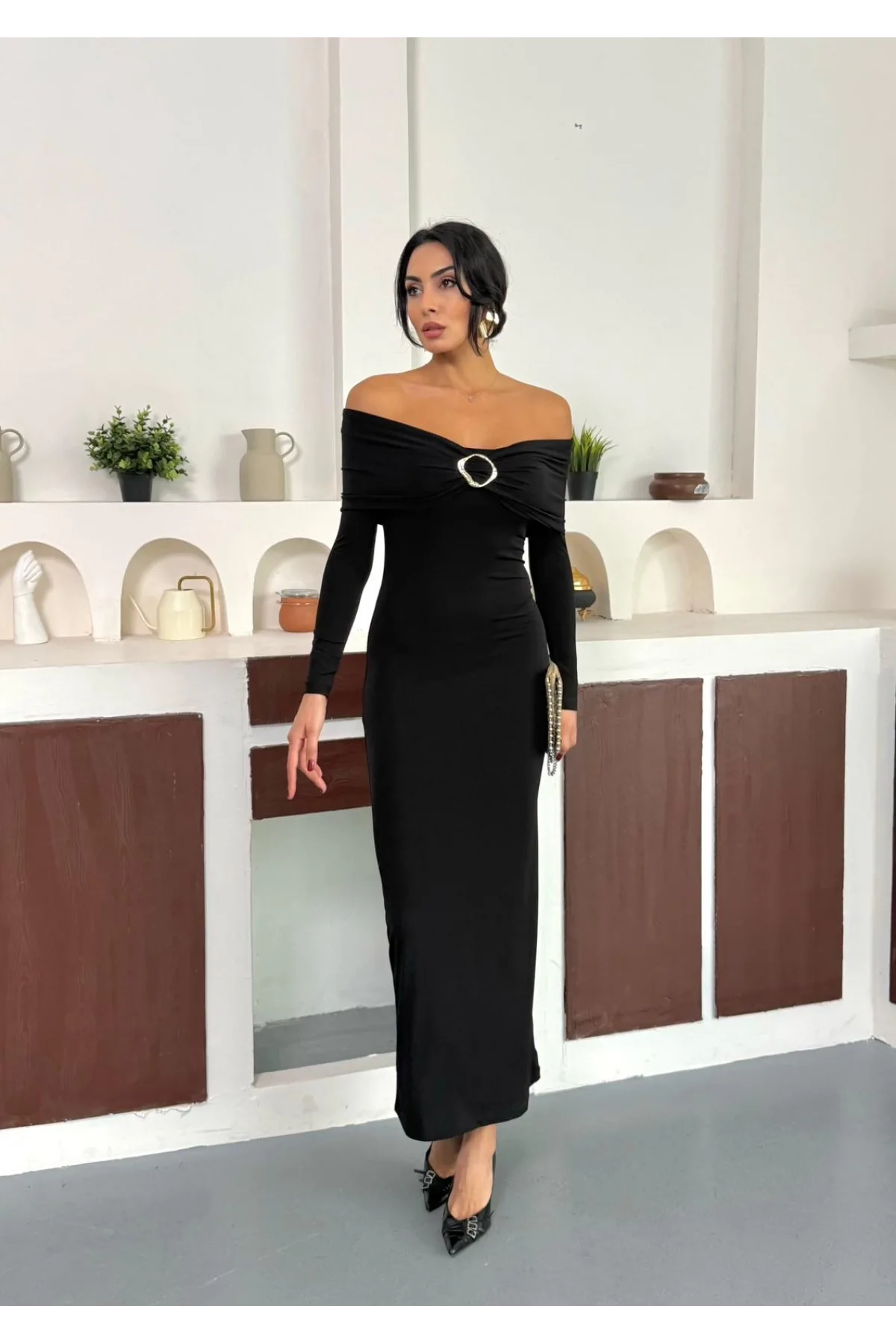 Siyah Madonna Yaka Gold Aksesuarlı Uzun Kollu Vucudu Saran Uzun Midi Boy Elbise
