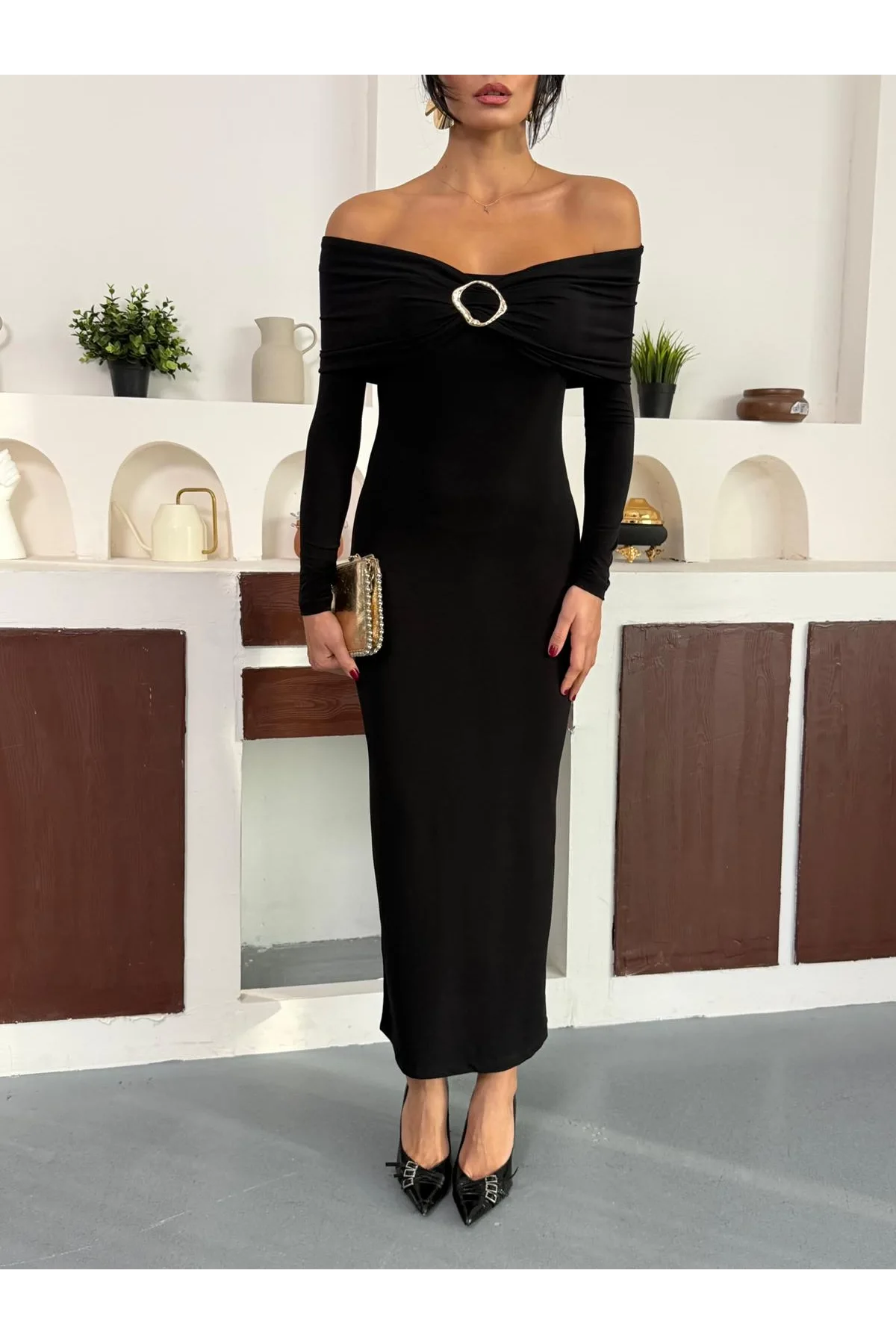 Siyah Madonna Yaka Gold Aksesuarlı Uzun Kollu Vucudu Saran Uzun Midi Boy Elbise