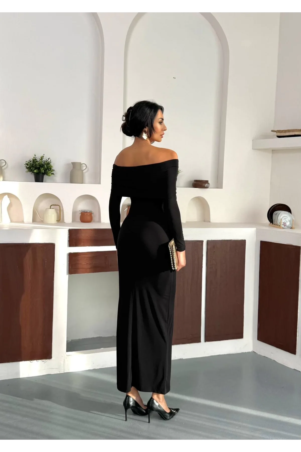 Siyah Madonna Yaka Gold Aksesuarlı Uzun Kollu Vucudu Saran Uzun Midi Boy Elbise