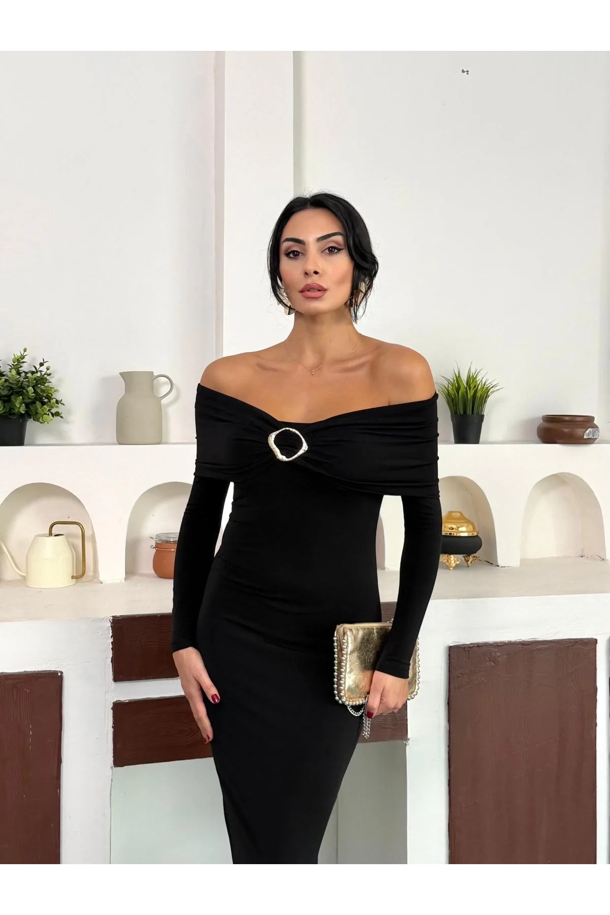 Siyah Madonna Yaka Gold Aksesuarlı Uzun Kollu Vucudu Saran Uzun Midi Boy Elbise