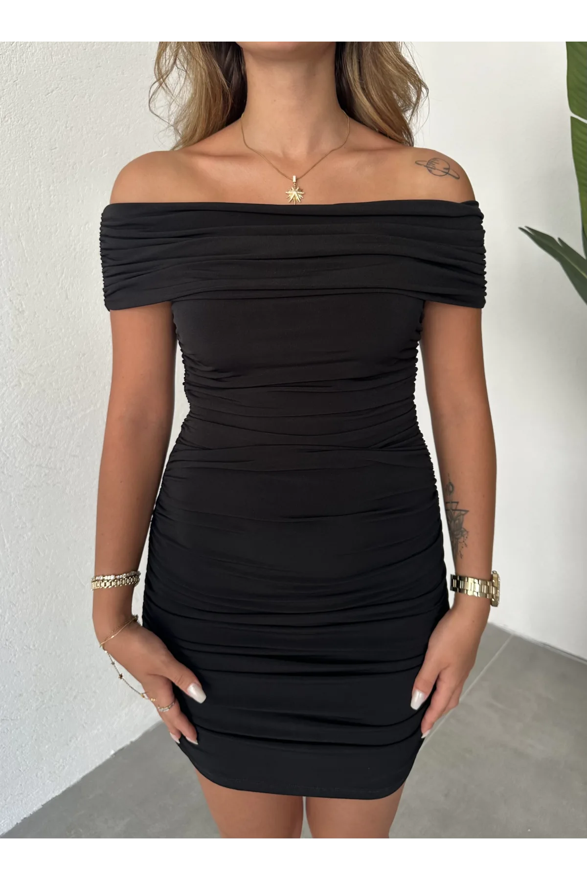 Siyah Madonna Yaka Straplez Mini Elbise