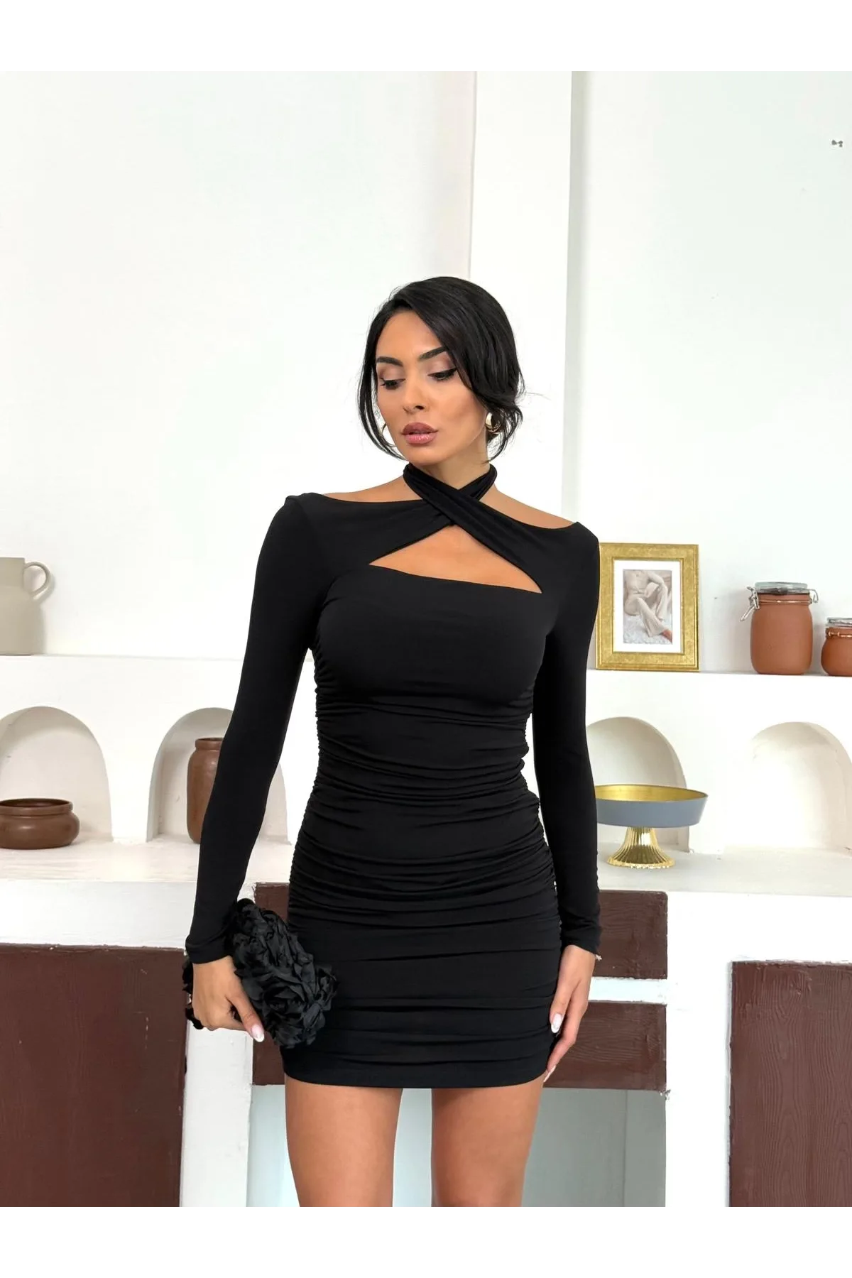 Siyah Pencere Detaylı Boyun Geçirmeli Büzgülü Sırt Dekolteli Uzun Kollu Mini Candy Elbise