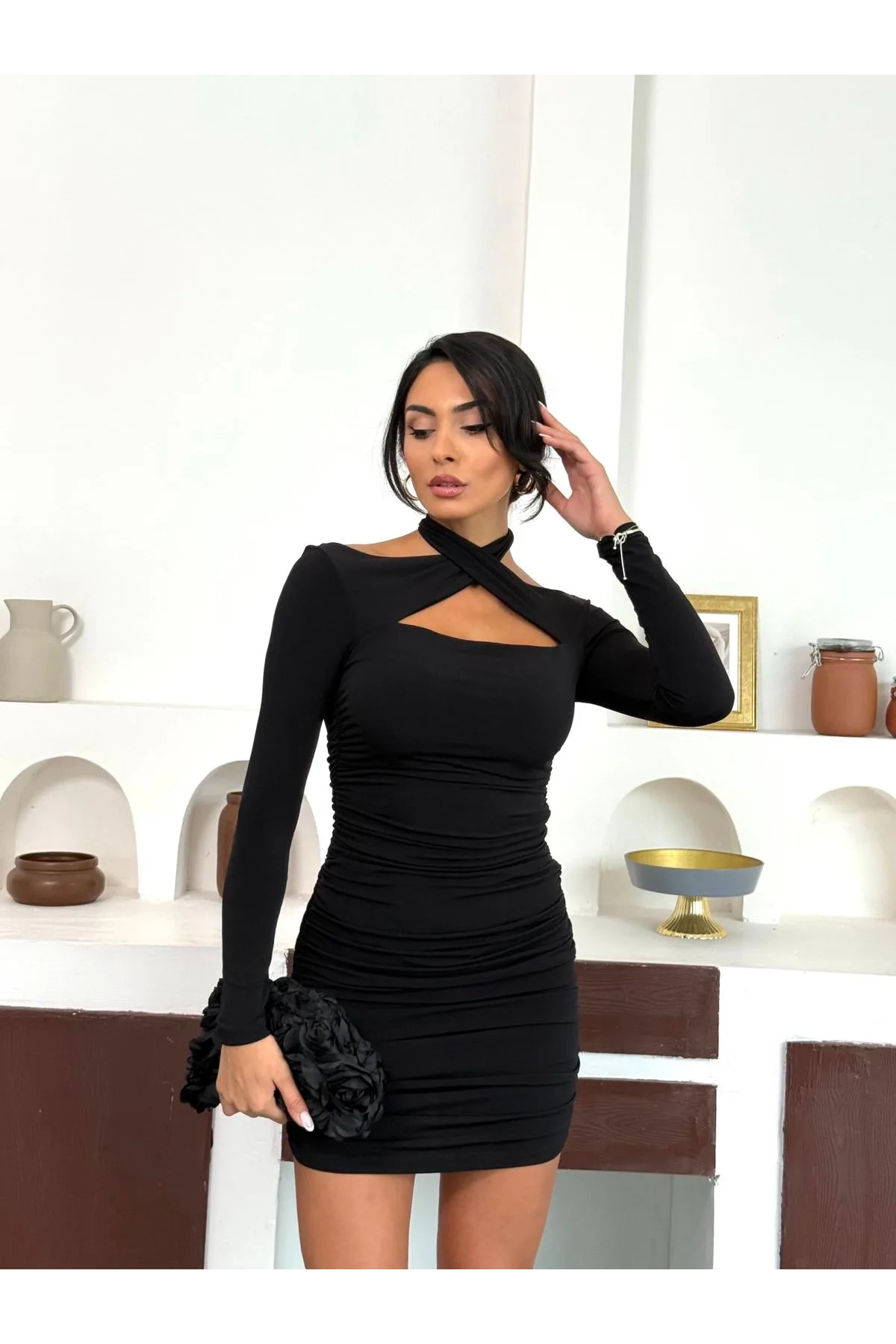 Siyah Pencere Detaylı Boyun Geçirmeli Büzgülü Sırt Dekolteli Uzun Kollu Mini Candy Elbise