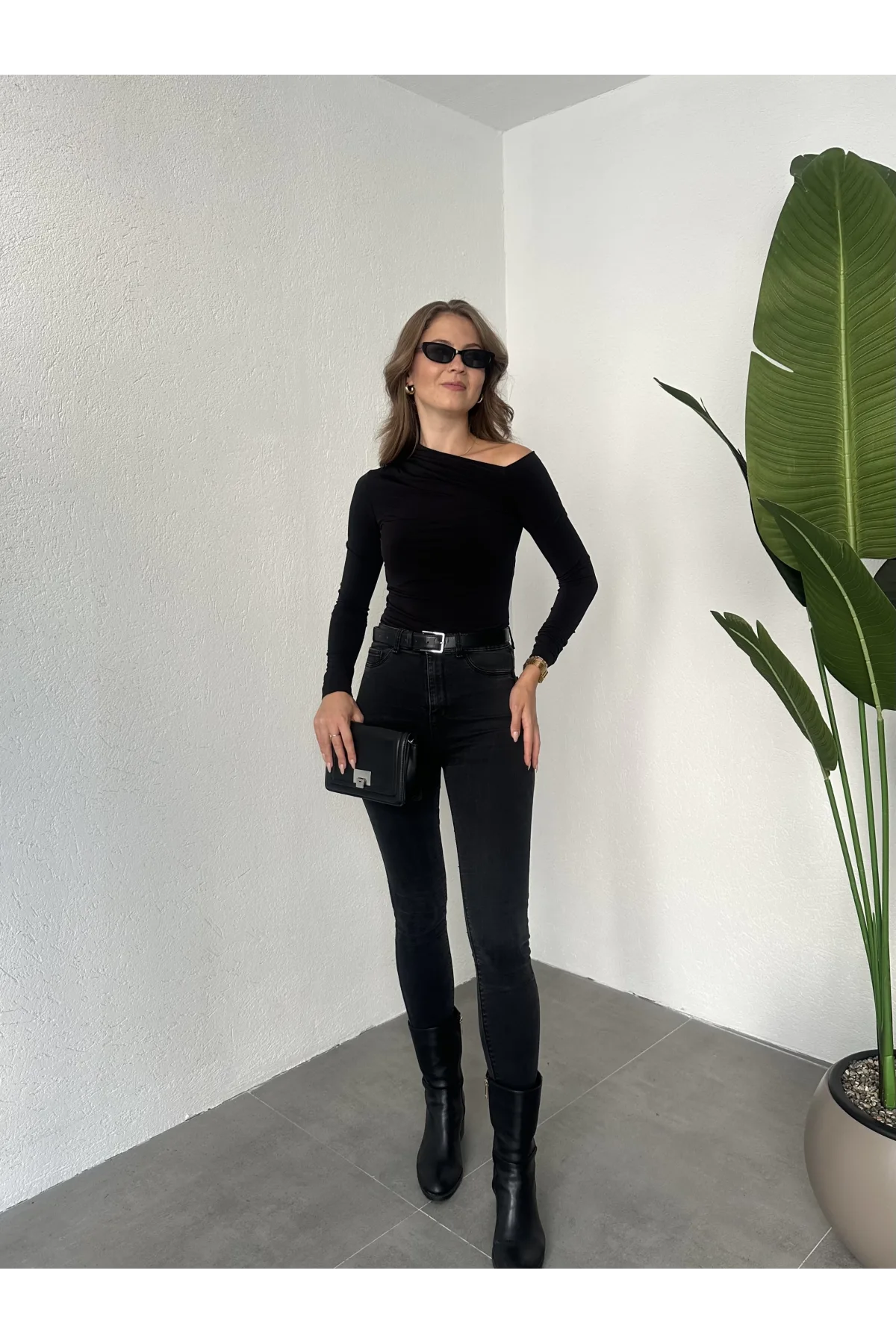 Siyah Tek Omuz Kayık Yaka Büzgülü Parmak Geçirmeli Body Bluz