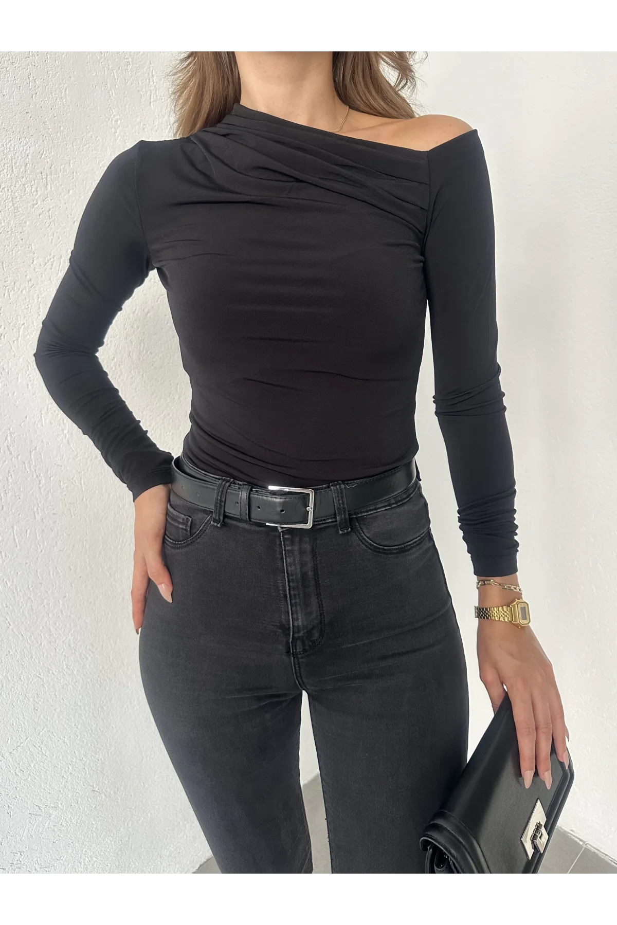 Siyah Tek Omuz Kayık Yaka Büzgülü Parmak Geçirmeli Body Bluz
