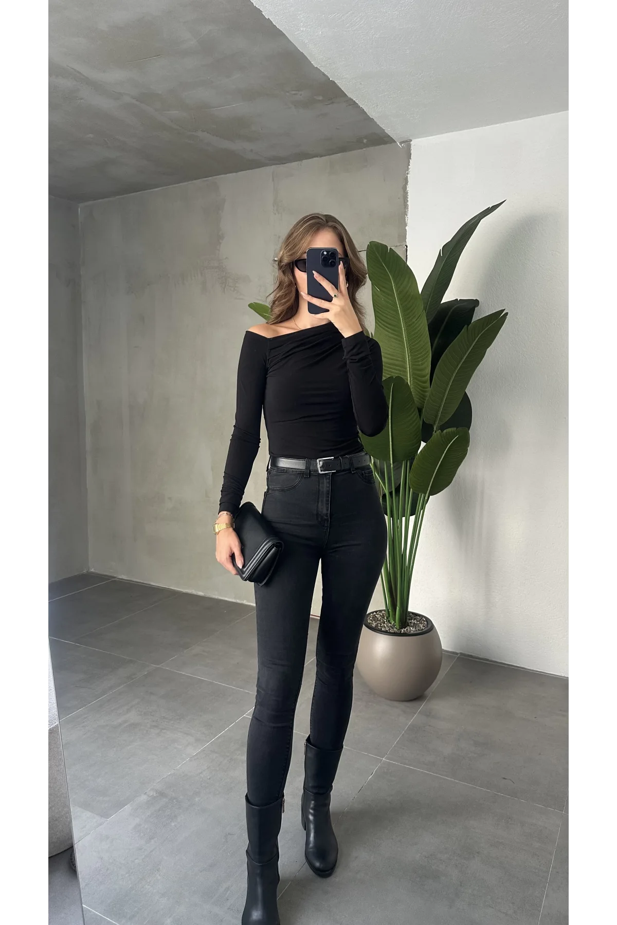 Siyah Tek Omuz Kayık Yaka Büzgülü Parmak Geçirmeli Body Bluz