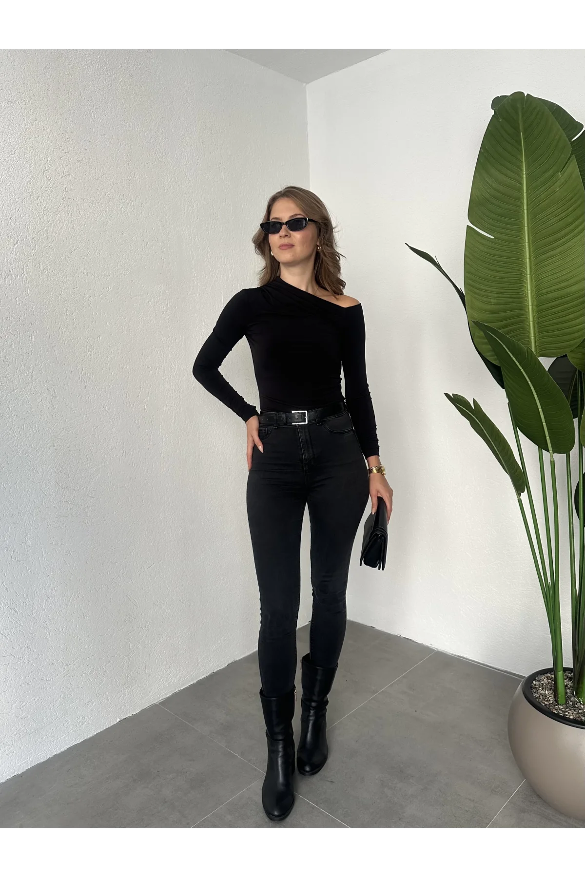 Siyah Tek Omuz Kayık Yaka Büzgülü Parmak Geçirmeli Body Bluz
