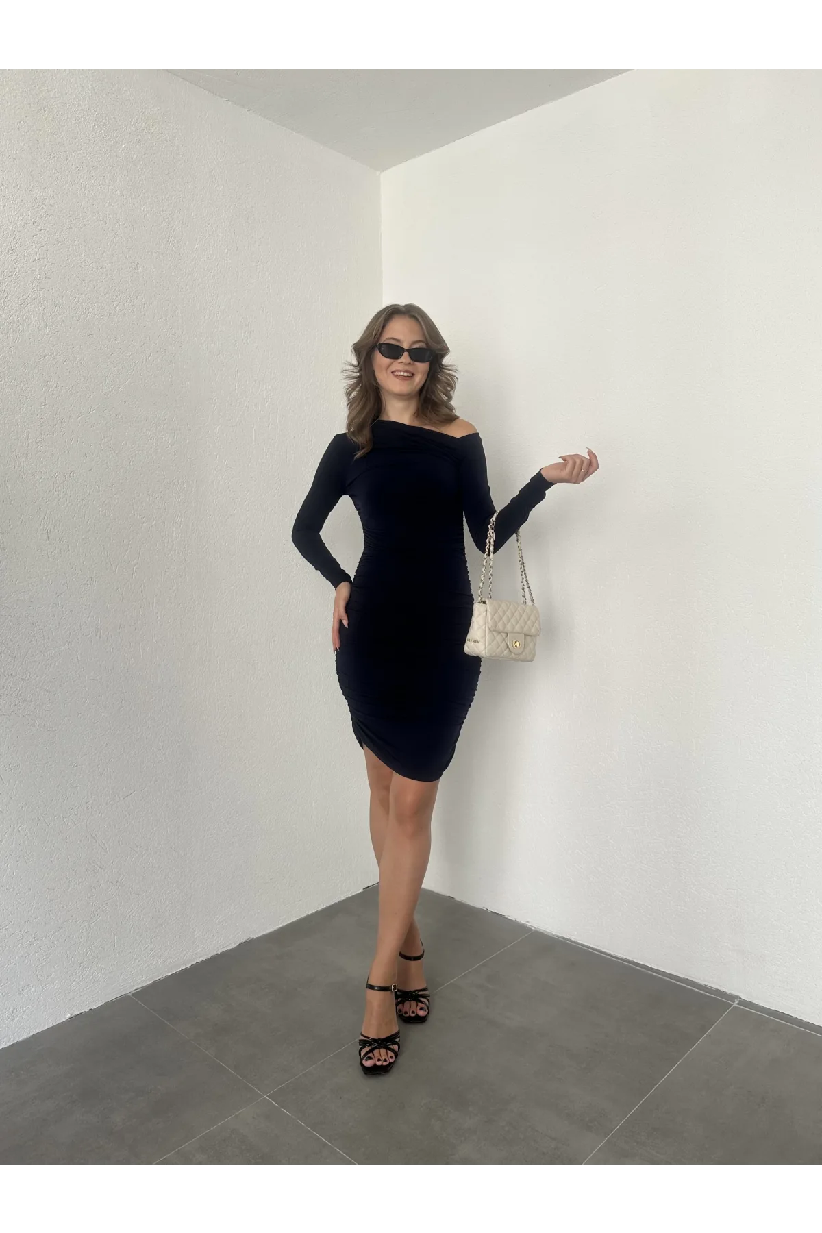 Siyah Tek Omuz Kayık Yaka Büzgülü Parmak Geçirmeli Mini Boy Candy Elbise