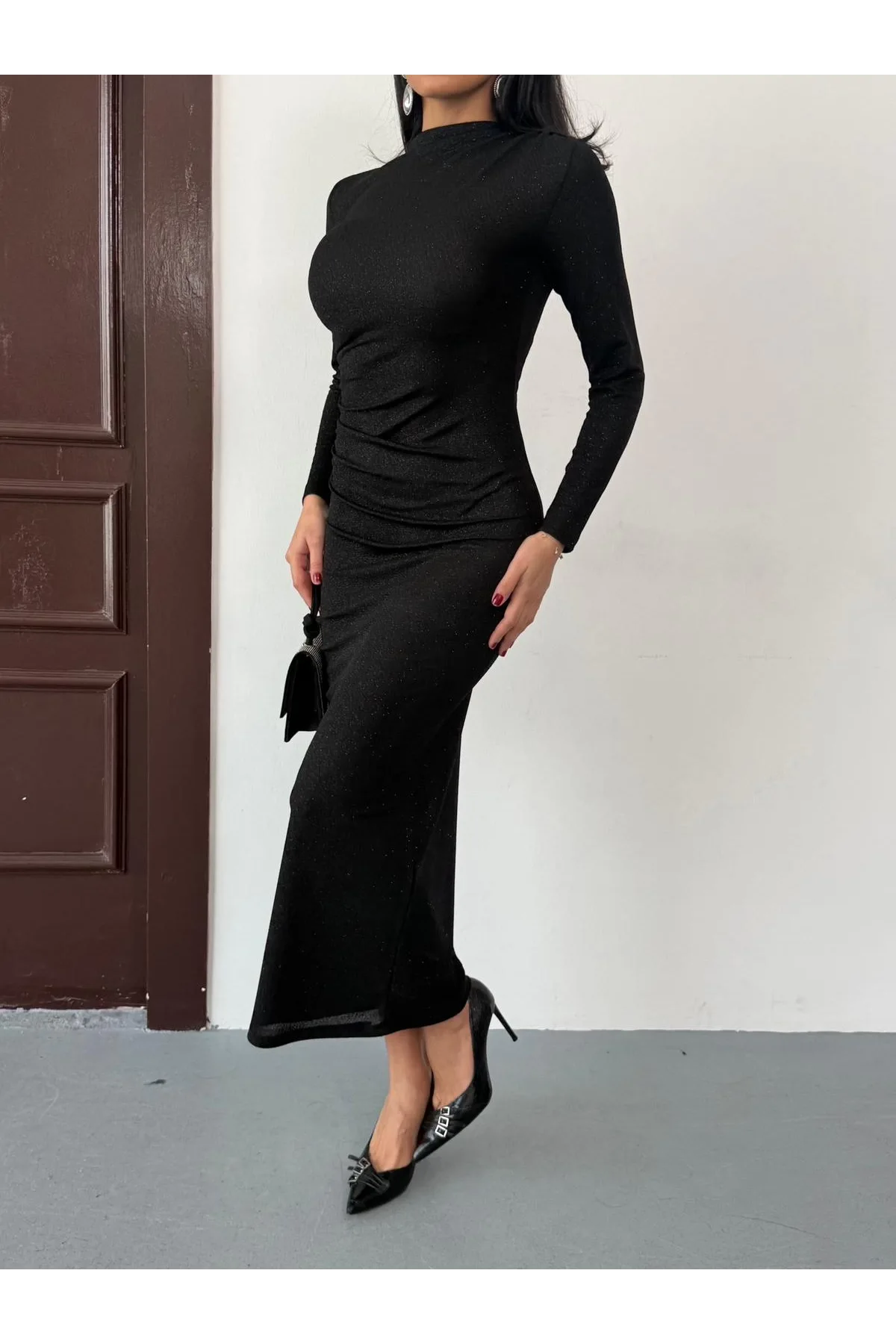 Siyah Vucudu Saran Simli Parlak Büzgülü Drapeli Midi Boy Uzun Kollu Elbise