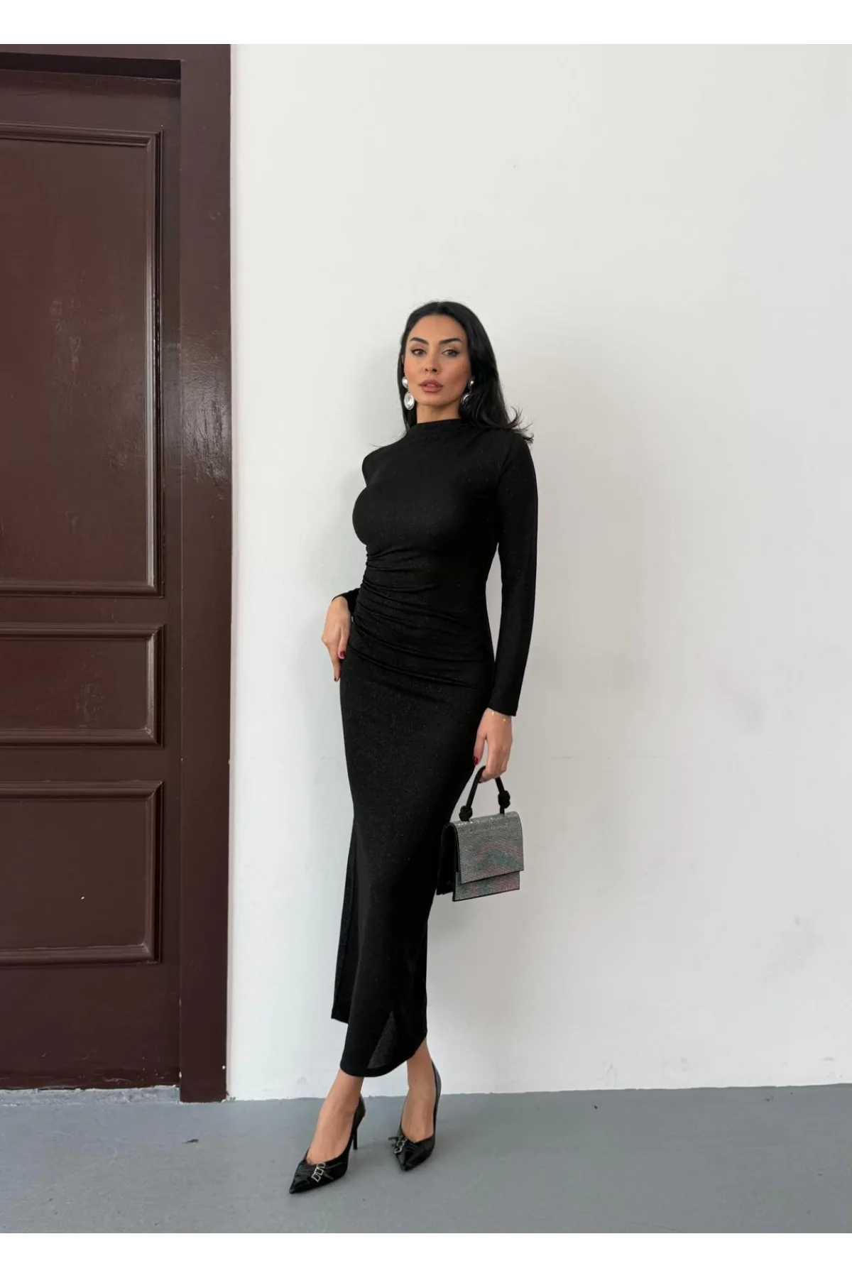 Siyah Vucudu Saran Simli Parlak Büzgülü Drapeli Midi Boy Uzun Kollu Elbise