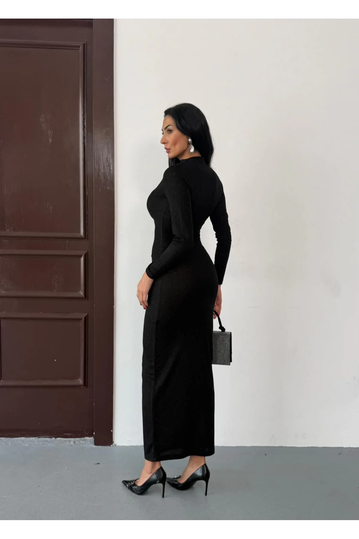 Siyah Vucudu Saran Simli Parlak Büzgülü Drapeli Midi Boy Uzun Kollu Elbise