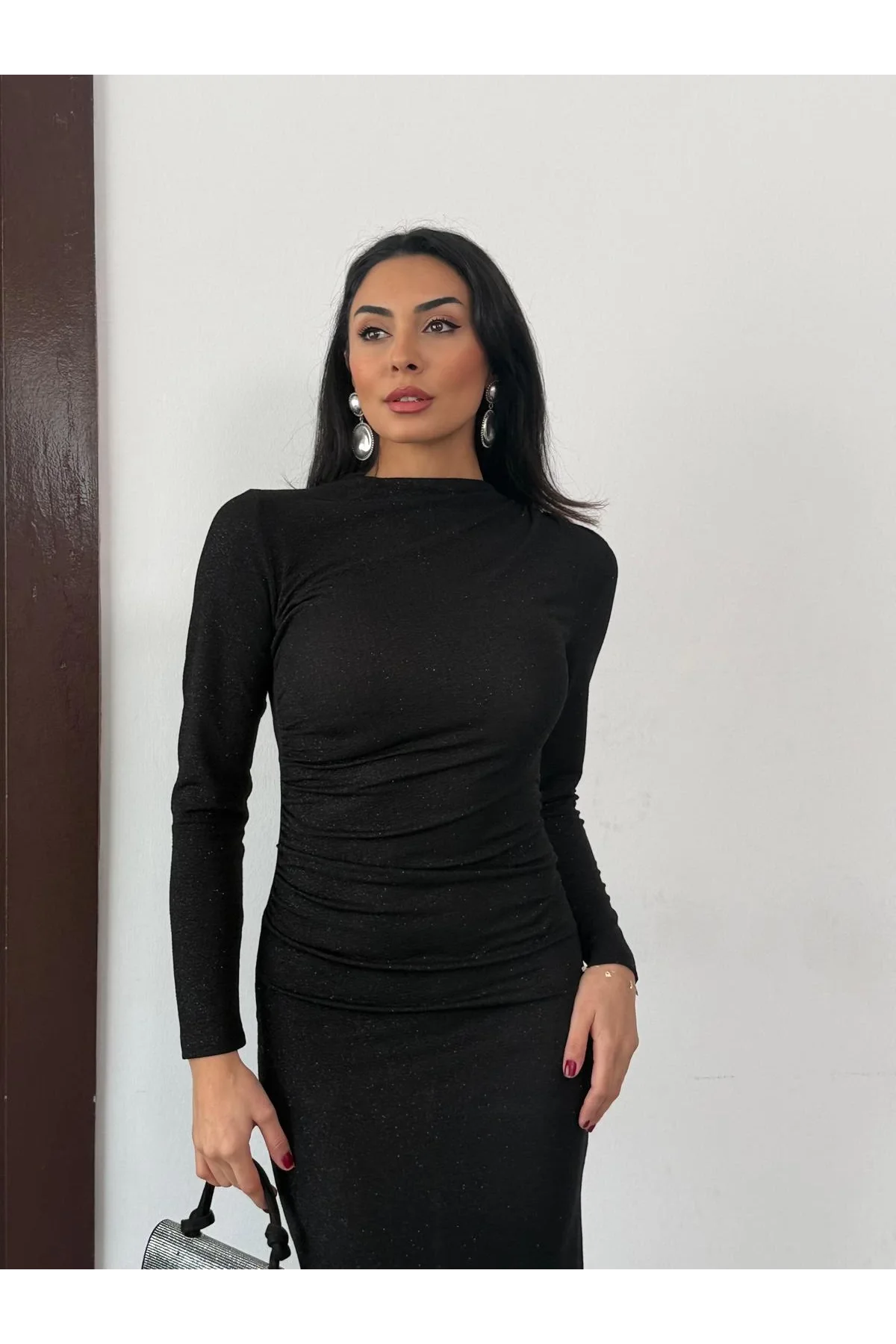 Siyah Vucudu Saran Simli Parlak Büzgülü Drapeli Midi Boy Uzun Kollu Elbise