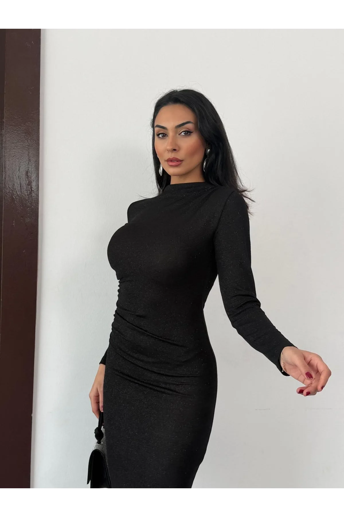 Siyah Vucudu Saran Simli Parlak Büzgülü Drapeli Midi Boy Uzun Kollu Elbise