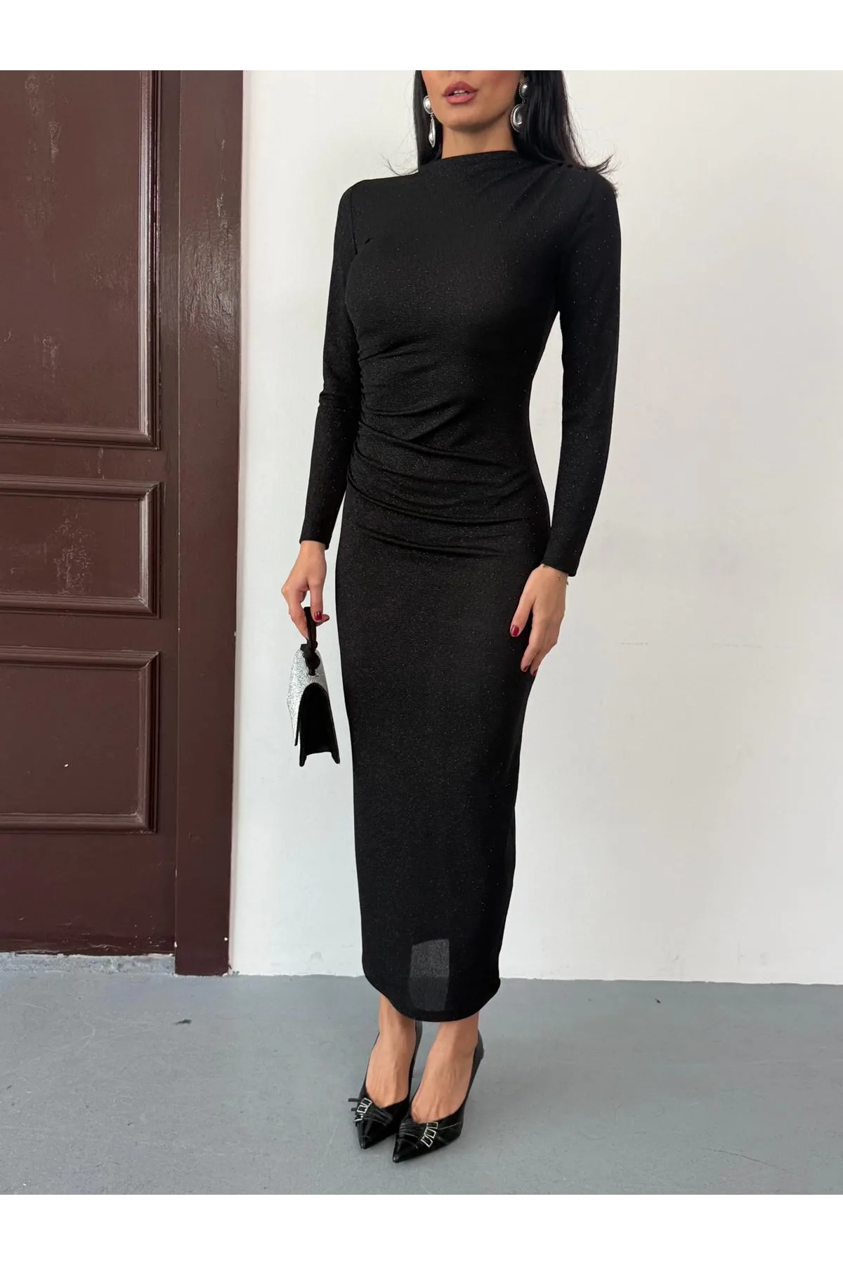 Siyah Vucudu Saran Simli Parlak Büzgülü Drapeli Midi Boy Uzun Kollu Elbise