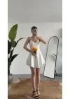 Kadın Beyaz Askılı Mini Şortlu Elbise – V Yaka, Korse Formlu, Volanlı Etek, Yazlık & Özel Gün Elbisesi