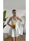Kadın Beyaz Askılı Mini Şortlu Elbise – V Yaka, Korse Formlu, Volanlı Etek, Yazlık & Özel Gün Elbisesi