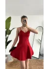 Kadın Kırmızı Askılı Mini Şortlu Elbise – V Yaka, Korse Formlu, Volanlı Etek, Yazlık & Özel Gün Elbisesi