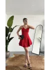 Kadın Kırmızı Askılı Mini Şortlu Elbise – V Yaka, Korse Formlu, Volanlı Etek, Yazlık & Özel Gün Elbisesi