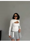 Beyaz Burgu Detaylı Dekolteli Parmak Geçirmeli Body Bluz