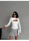 Beyaz Burgu Detaylı Dekolteli Parmak Geçirmeli Body Bluz