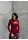 Bordo Burgu Detaylı Dekolteli Parmak Geçirmeli Body Bluz