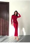 Kadın Kırmızı Bisiklet Yaka Gold Aksesuarlı Kuşaklı Uzun Boy Vucudu Saran Elbise
