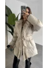 Kadın Krem Kırık Beyaz Kemerli Kürk Yaka Şişme Mont Krem Kışlık