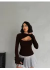 Kahverengi Burgu Detaylı Dekolteli Parmak Geçirmeli Body Bluz