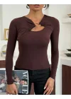 Kahverengi Gold Aksesuarlı Göğüs Dekolteli Uzun Kollu Candy Body Bluz