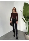 Kahverengi Tek Omuz Kayık Yaka Büzgülü Parmak Geçirmeli Body Bluz