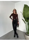 Kahverengi Tek Omuz Kayık Yaka Büzgülü Parmak Geçirmeli Body Bluz