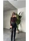 Kahverengi Tek Omuz Kayık Yaka Büzgülü Parmak Geçirmeli Body Bluz