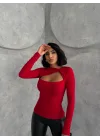 Kırmızı Burgu Detaylı Dekolteli Parmak Geçirmeli Body Bluz