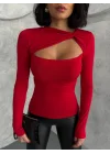 Kırmızı Burgu Detaylı Dekolteli Parmak Geçirmeli Body Bluz