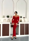 Kırmızı Madonna Yaka Gold Aksesuarlı Uzun Kollu Vucudu Saran Uzun Midi Boy Elbise
