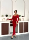 Kırmızı Madonna Yaka Gold Aksesuarlı Uzun Kollu Vucudu Saran Uzun Midi Boy Elbise
